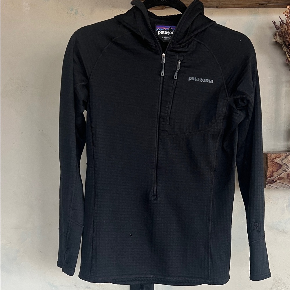 Patagonia R1 in black
